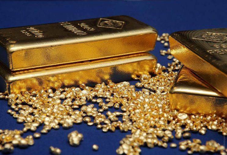 Золото в среду снизилось на фоне укрепления доллара США 
