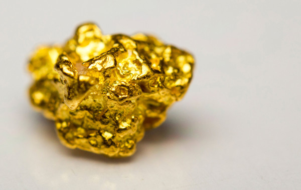 На мировом рынке котировки золота вновь опустились ниже уровня $1300 за тройскую унцию