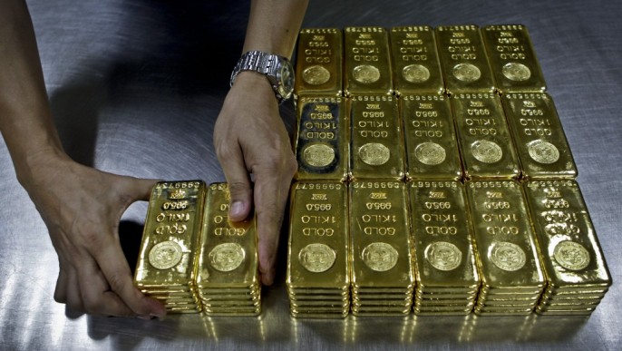 Цена золота снижается на удорожании доллара к мировым валютам