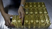 Цена золота снижается на удорожании доллара к мировым валютам