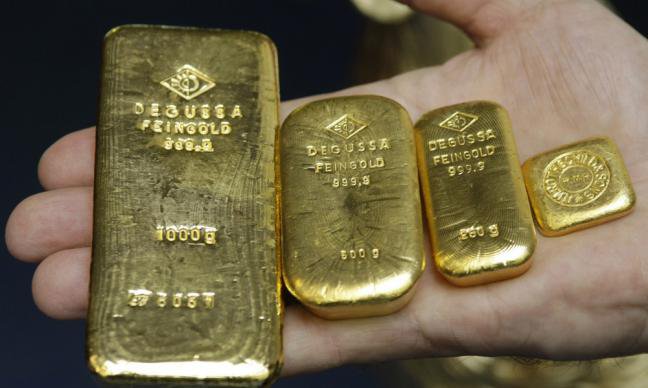 Золото дешевеет в ожидании ряда событий в Европе и США