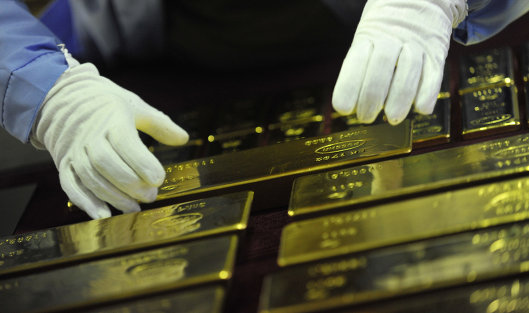 Цена на золото растет до максимума за 4 месяца на ослаблении доллара
