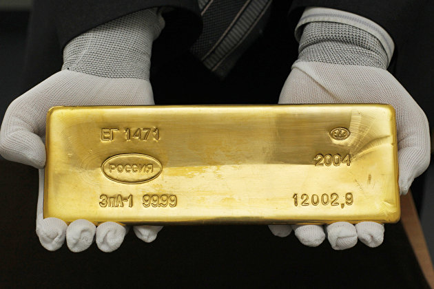 Золото дешевеет в день вступления в силу пошлин США на ввоз товаров из КНР